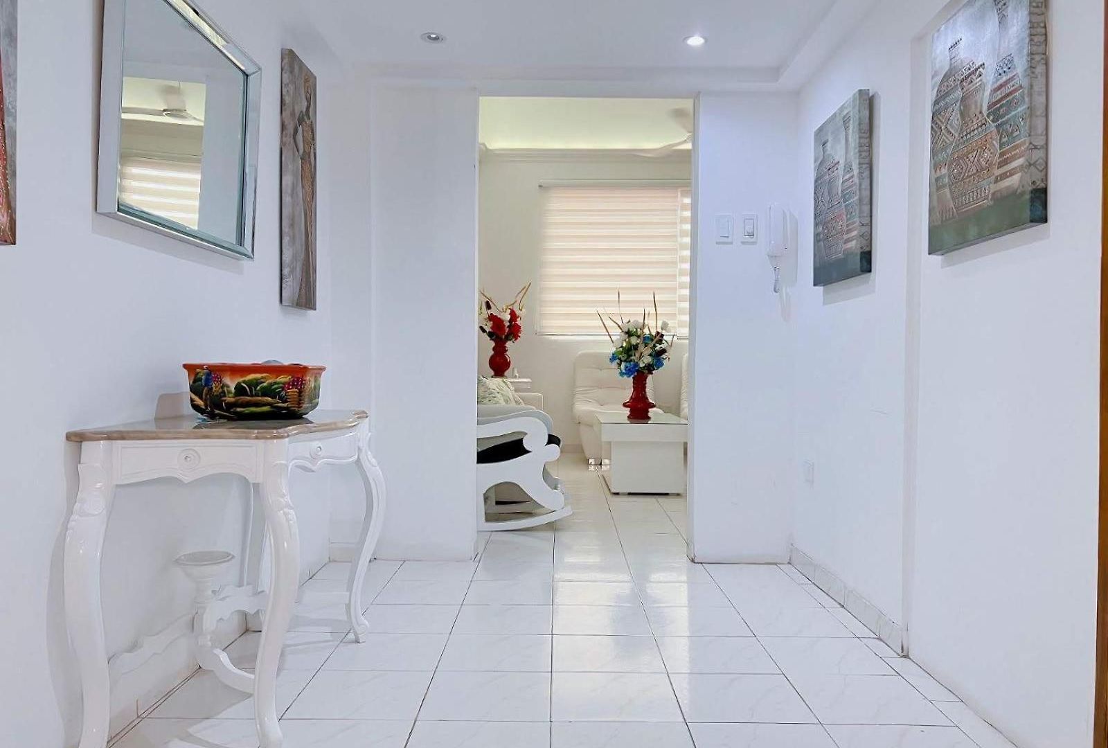 Charming Three-bedroom Located In The Historic Walled Center Of *