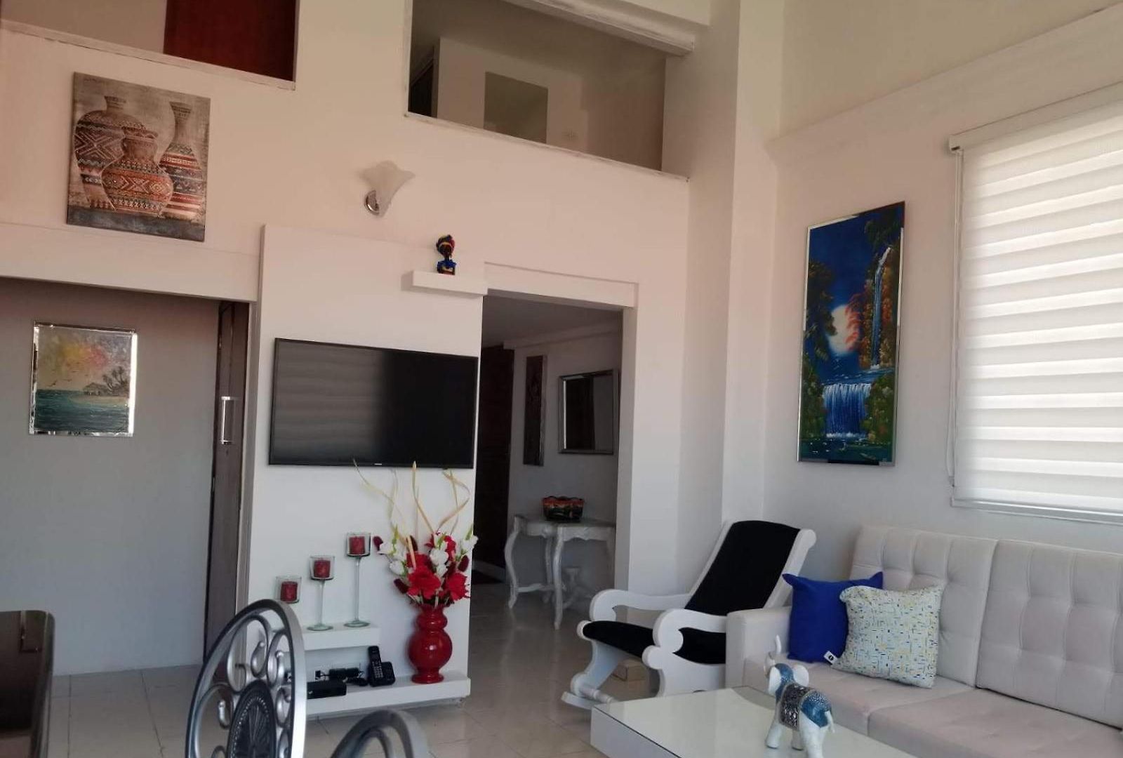 Charming Three-bedroom Located In The Historic Walled Center Of *