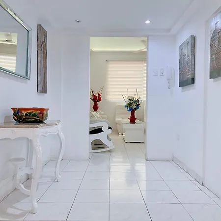 Charming Three-bedroom Located In The Historic Walled Center Of *