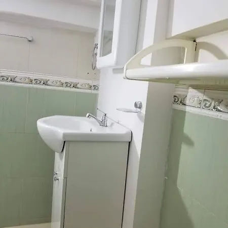 Charming Three-bedroom Located In The Historic Walled Center Of Apartamento